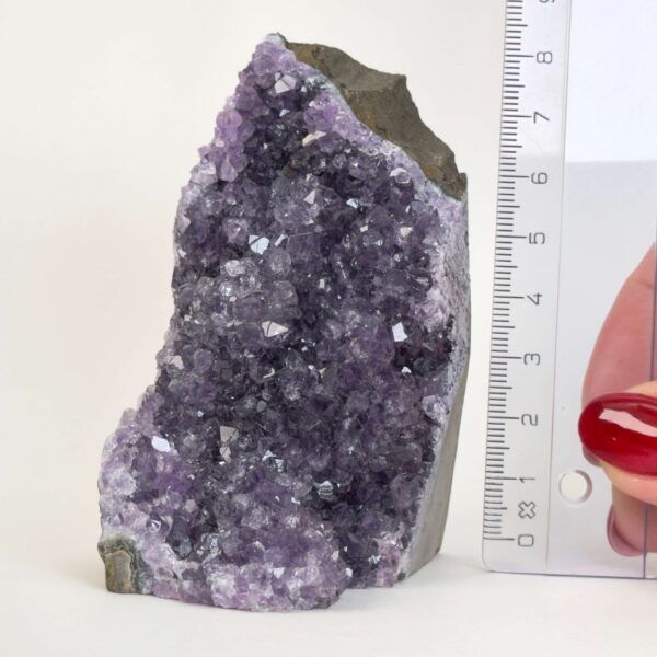 Ametyst grotte er en anti-stress-sten og søvnsten. Den hjælper med at mindre tankemylder og skabe ro.
