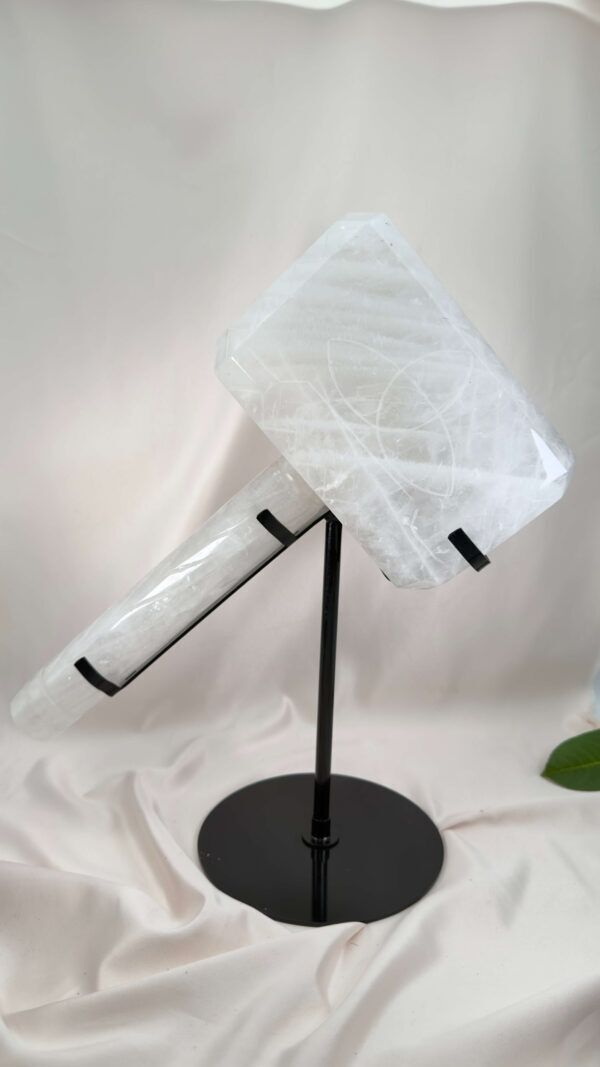Bjergkrystal Hammer Mjölnir Nr. 1 på sort metalstativ med indgraveret triquetra, 41 cm og 10,1 kg
