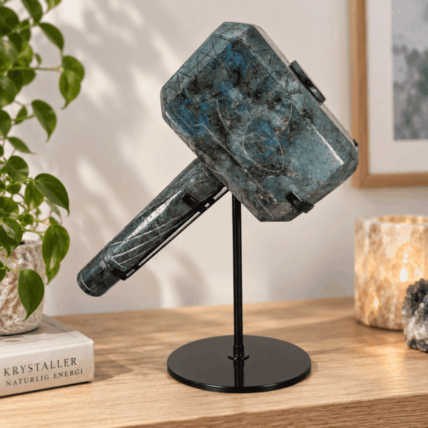 Eksklusiv Mjölnir Thors hammer udskåret i Labradorit med naturlig mineralstruktur og imponerende størrelse