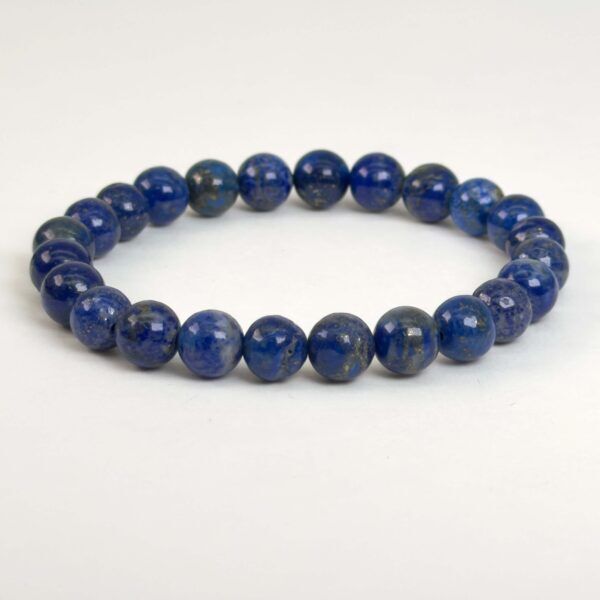 Lapis Lazuli armbånd med dybblå krystalperler og naturlige gyldne pyritdetaljer