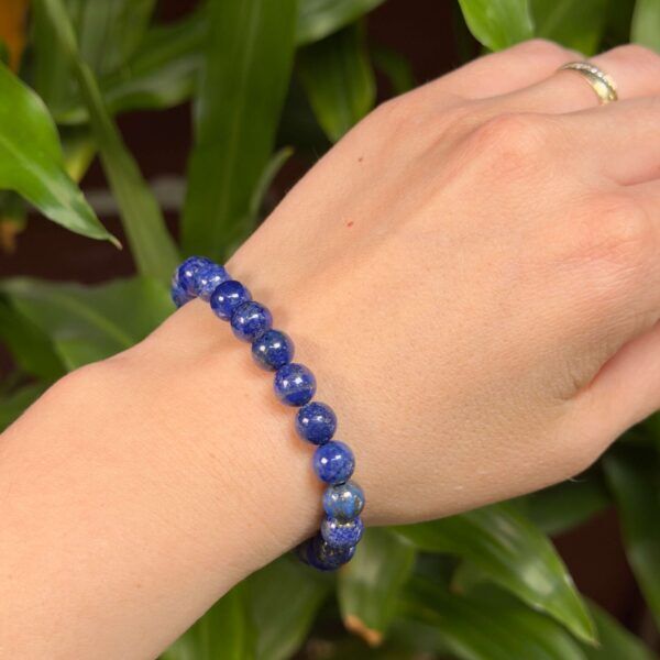 Lapis Lazuli armbånd med dybblå krystalperler og naturlige gyldne pyritdetaljer