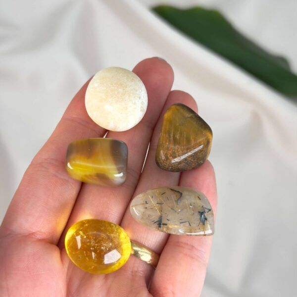 Healingssæt til solar plexus chakra med citrin, gul calsit, mookaite, rutilkvarts og tigerøje i energifyldt og balanceret opstilling