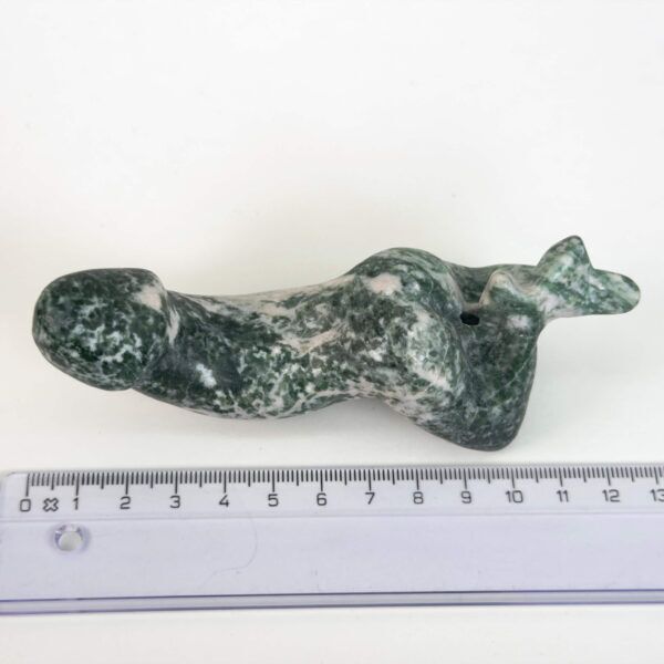 Træ Agat Penis med naturlige grønne mønstre og symbolik for livskraft, jordforbindelse, stabilitet, vækst og nye begyndelser.