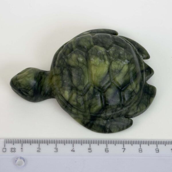 Serpentin Skildpadde i naturlige grønne nuancer med symbolik for grounding, indre ro, beskyttelse, balance og personlig udvikling.