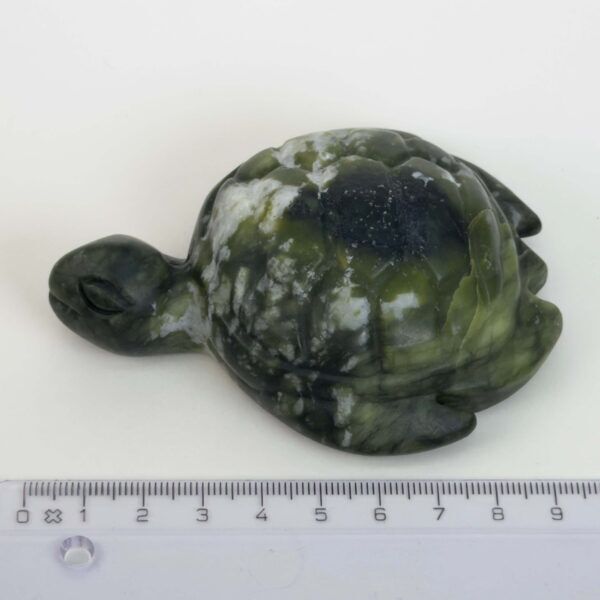 Serpentin Skildpadde i naturlige grønne nuancer med symbolik for grounding, indre ro, beskyttelse, balance og personlig udvikling.